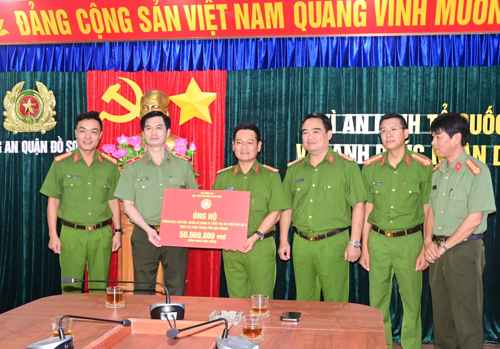 Học viện an ninh nhân dân ủng hộ đồng bào, CBCS CAND bị thiệt hại do bão số 3 trên địa bàn quận Đồ Sơn